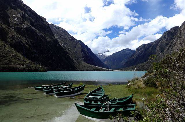 저 터키석 빛깔 호수를 탐하는 방법은 두 가지. 노를 저어 진격하거나 호반을 돌거나.
