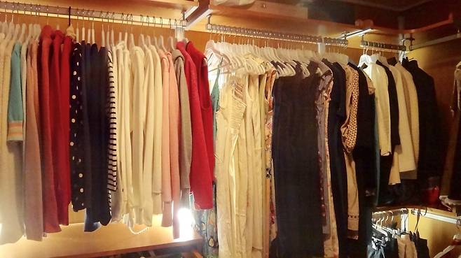 위 사진의 옷을 종류별로 분류하고 옷걸이를 통일해서 걸었더니 다른 모습이 됐다. [사진 정리정돈은 비움]