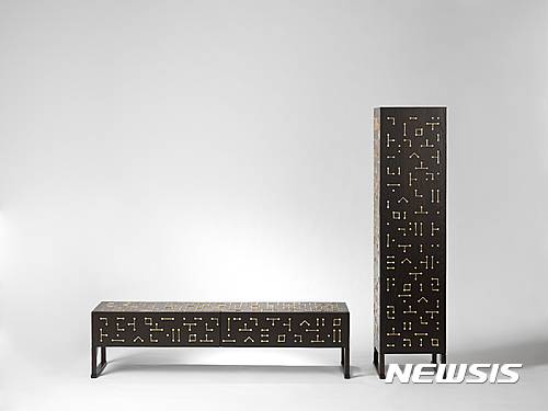 【서울=뉴시스】장석장(하지훈, 2016) 전통 조선 목가구와 목가구에 사용된 장석에서 영감을 받아 디자인했다. 한글이 점, 선, 원으로 이뤄지는 조합 문자임에 착안, 장석 고유의 형태에서 한글의 자음과 모음의 형태를 발견했다. 가구를 보호하고 구조를 견고하게 하는 장석의 기능을 한글이 가진 시각적 아름다움으로 표현하는 장식적 요소로 재해석했다.