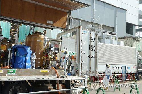 (후쿠시마 제1원전=연합뉴스) 김병규 특파원 = 폐로 작업이 진행 중인 후쿠시마(福島) 제1원전에서 방제복을 입은 노동자가 작업을 하고 있다. 후쿠시마 원전에서는 6천명이나 되는 사람들이 매일같이 구슬땀을 흘리고 있다. 2017.2.27      bkkim@yna.co.kr