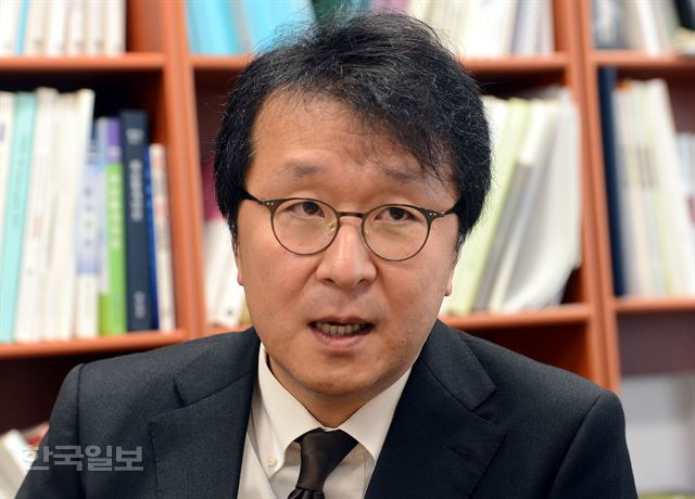 장덕진 서울대 사회학과 교수는 "한국인의 가치관은 1980년대 물질주의에 고스란히 머물러 있다"고 한탄했다. 한국일보 자료사진