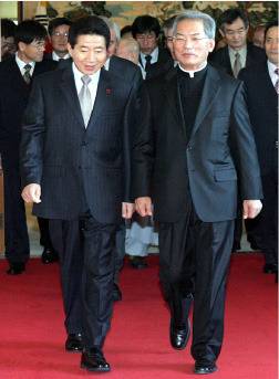 노무현 대통령과 송기인 신부. [동아일보]