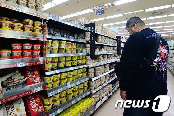 서울 중구 롯데마트 서울역점에 진열된 1인 가구용 레토르트 식품. 2017.1.1/뉴스1 © News1 임세영 기자