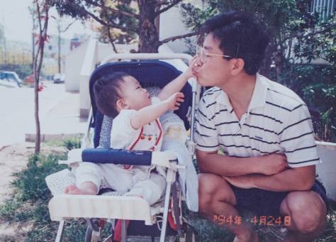 둘째 아들과 나들이하는 이재명(1994) [여성중앙 3월호]