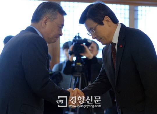 특검 임명장 ‘대통령 대신 총리’가 수여 = 황교안 국무총리(오른쪽)가 지난해 12월1일 ‘박근혜·최순실 게이트’ 특별검사인 박영수 전 서울고검장에게 대통령을 대신해 임명장을 수여한 후 악수하고 있다. /김창길 기자 cut@kyunghyang.com