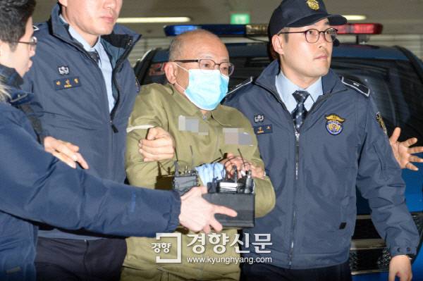 지난해 12월28일 긴급체포 상태인 문형표 전 보건복지부장관이 서울 강남구 대치동 특검사무실로 재소환되고있다. /이준헌 기자 ifwedont@