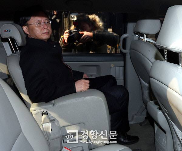 우병우 전 대통령 민정수석비서관이 지난 2월21일 영장실질심사를 마치고 서울 서초동 서울중앙지방법원을 나서고 있다. 김창길 기자 cut@kyunghyang.com