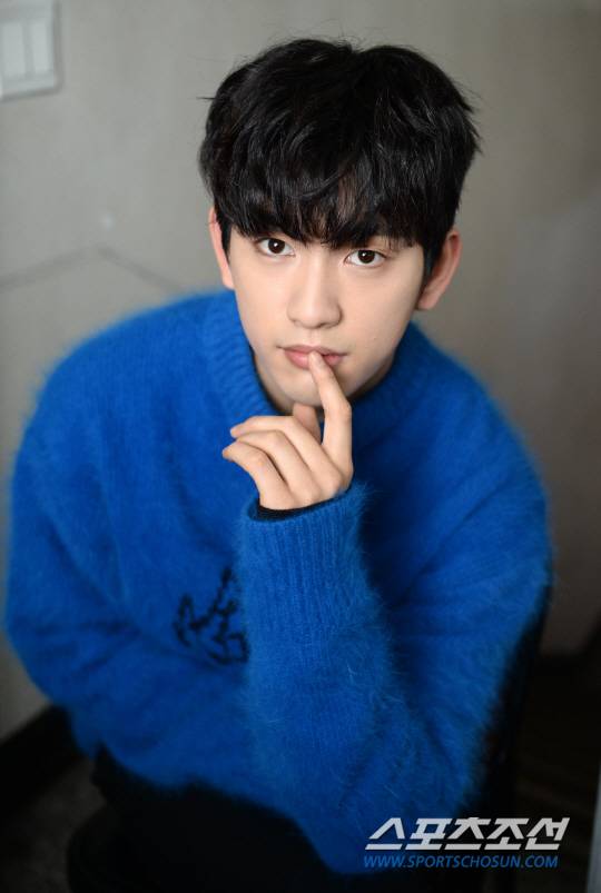 영화 '눈발'에서 눈이 내리지 않는 마을 고성으로 전학 온 조민식을 연기한 갓세븐의 박진영이 2일 서울 을지로의 한 카페에서 진행된 인터뷰에 앞서 포즈를 취했다. '눈발'은 눈이 내리지 않는 마을로 온 소년이 마음이 얼어붙은 소녀를 만나 펼치는 가슴 아픈 이야기를 그린 작품이다. 허상욱 기자 wook@sportschosun.com/2017.03.02/