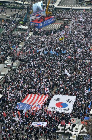 3.1절인 1일 오후 서울 광화문사거리에서 보수단체 회원들이 탄핵 반대 태극기 집회를 하고 있다. (사진공동취재단)
