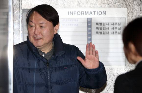 1일 서울 강남구 대치동 특검 사무실로 출근한 윤석열 특검 수사팀장은 소감을 묻는 취재진에게 짧은 웃음과 함께 “고맙다”는 말을 남긴 뒤 사무실로 들어갔다.연합뉴스