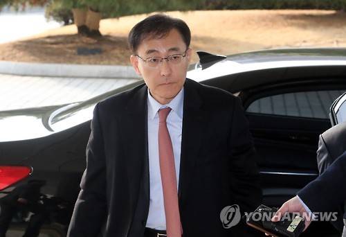 (서울=연합뉴스) 최재구 기자 = 김수남 검찰총장이 2일 서울 서초구 대검찰청 청사로 출근하고 있다. 2017.3.2      jjaeck9@yna.co.kr