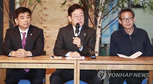 (서울=연합뉴스) 한종찬 기자 = 더불어민주당의 대선주자인 이재명 성남시장이 2일 오전 서울 은평구 서울혁신센터에서 열린 청년정책 발표회에서 발언하고 있다. 오른쪽은 정태인 칼폴라니사회경제연구소 소장 2017.3.2      saba@yna.co.kr