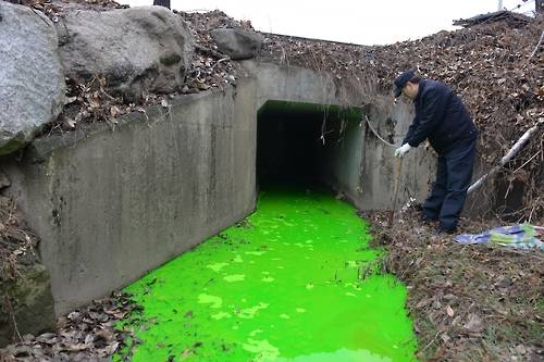 (남양주=연합뉴스) 2일 오전 경기도 남양주시 도심천에서 녹색 화학물질이 유출돼 흐르고 있다.2017.3.2 [남양주소방서 제공=연합뉴스]