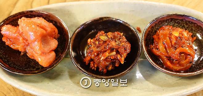 ‘옥이네밥상’의 기본 반찬. 젓갈 3종(명란·낙지비빔·오징어).