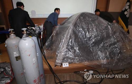 (서울=연합뉴스) 홍해인 기자 = 2일 오전 서울 내자동 서울지방경찰청에서 사이버안전과 관계자들이 SNS를 통해 질소가스 등을 이용한 자살 방법을 광고하고 질소가스, 번개탄, 텐트 등 일명 '자살세트'를 대행 설치·판매한 혐의로 구속된 피의자들로부터 압수한 물품을 언론에 공개하고 있다. 2017.3.3      hihong@yna.co.kr