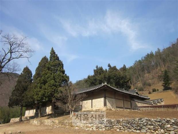 ② - 재실. 준경묘와 영경묘에 제사 지낼 준비를 하는 공간이다. 두 무덤의 중간쯤에 해당하는 활기동에 자리잡았다. 주변에 ‘목조대왕구거유지’(穆祖大王舊居遺地)라 새긴 비석과 비각도 남아 있다. ② - 재실. 준경묘와 영경묘에 제사 지낼 준비를 하는 공간이다. 두 무덤의 중간쯤에 해당하는 활기동에 자리잡았다. 주변에 ‘목조대왕구거유지’(穆祖大王舊居遺地)라 새긴 비석과 비각도 남아 있다.