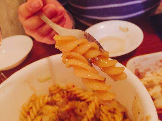 반짝 반짝 윤기가 흐르는 푸실리(Fusilli·그라탕이나 샐러드에 주로 쓰는 파스타 면의 종류)를 보라. 일반 링귀니 면(Linguine·길쭉한 형태의 파스타 면)이 아닌 푸실리로 볶아 준 것은 신의 한 수인듯. 면 사이사이로 마늘과 양파 등 소스가 잘 배어들어 정신없이 포크질을 하게 만든다.