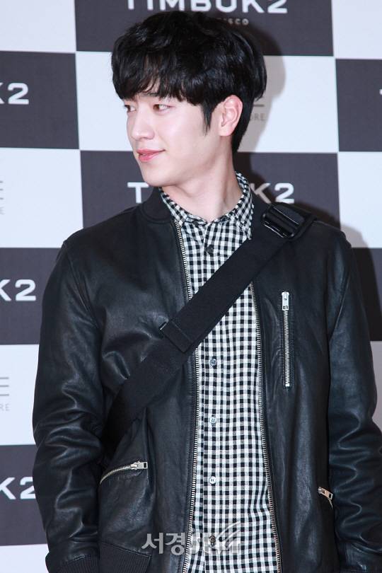 배우 서강준이 4일 오후 서울 영등포 롯데백화점 정문에서 팬 사인회 전 포토타임을 갖고 있다.