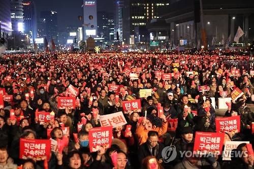 탄핵 촉구하는 시민들   (서울=연합뉴스) 이상학 기자 = 4일 오후 서울 광화문광장에서 박근혜정권퇴진 비상국민행동 주최로 '19차 범국민행동의 날' 촛불집회가 열리고 있다. 2017.3.4  leesh@yna.co.kr  (끝)