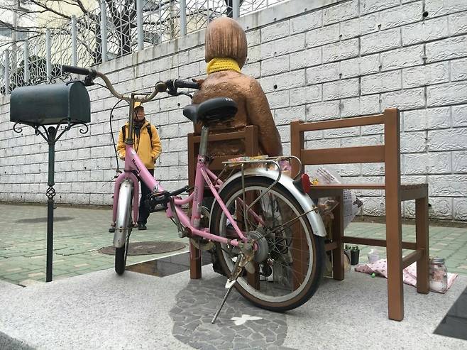 일본 영사관 앞에 설치된 소녀상에 자전거를 자물쇠로 매달아 둔 모습. [사진 부산겨레하나]