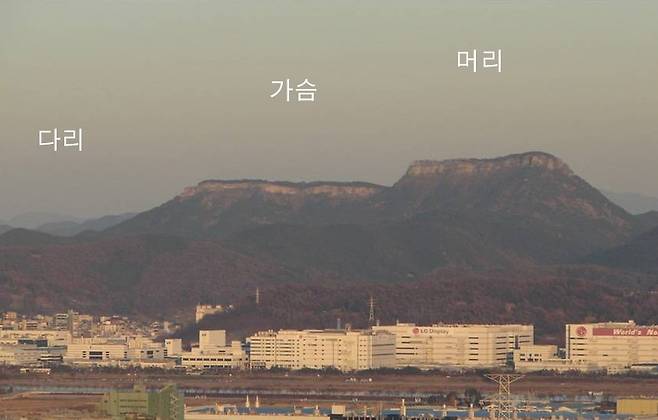 박근혜 대통령 구미 선영(先塋) 앞 천생산. 금오산(金烏山) 까마귀 명당에 존재하는 죽은 사람이 누워있는 형국의 부시안(浮屍案)이다. 박 대통령 본인이 왕은 되지만 신변에 위험이 닥친다. [사진 백재권]