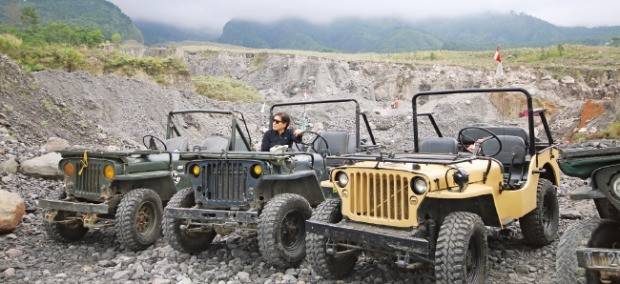 므라피 산을 오르는 지프.