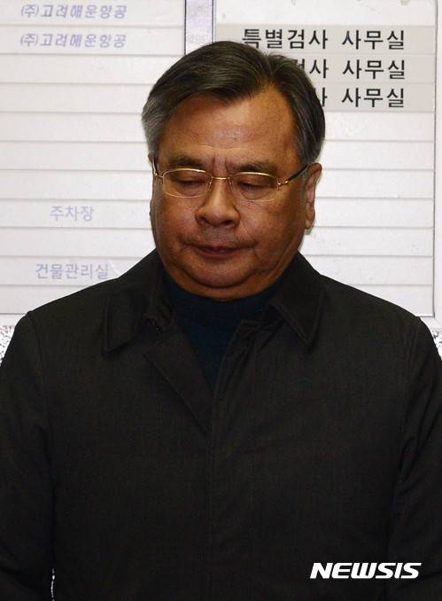 【서울=뉴시스】추상철 기자 = 박영수 특검이 5일 오전 수사결과 발표를 하루 앞둔 서울 강남구 특검사무실로 출근하고 있다. 2017.03.05.   scchoo@newsis.com