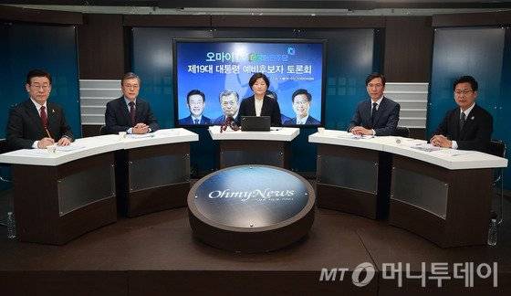 더불어민주당 대선주자로 나선 이재명 성남시장, 문재인 더불어민주당 전 대표, 안희정 충남지사, 최성 고양시장(왼쪽부터)이 6일 오전 서울 마포구 상암동 오마이뉴스 본사에서 열린 오마이TV 주최 더불어민주당 제19대 대통령 예비후보자 토론회에서 자리에 착석해 있다. 가운데는 장윤선 오마이TV 국장. 2017.3.6/사진=뉴스1