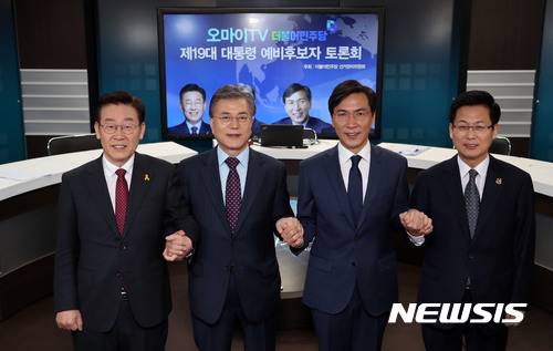 【서울=뉴시스】국회사진기자단 = 6일 오전 서울 마포구 상암동 '오마이 TV' 스튜디오에서 열린 더불어민주당 대선경선 예비후보자 토론회에 참석한 이재명(왼쪽부터) 성남시장, 문재인 전 대표, 안희정 충남도지사, 최성 고양시장이 토론에 앞서 포토타임을 갖고 있다. 2017.03.06.     photo@newsis.com