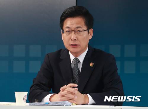 【서울=뉴시스】국회사진기자단 = 더불어민주당 대선경선 예비후보자 토론회가 6일 오전 서울 마포구 상암동 '오마이TV' 스튜디오에서 이재명 성남시장, 문재인 전 대표, 안희정 충남도지사, 최성 고양시장이 참석한 가운데 장윤선&nbsp;오마이TV 국장의 진행으로 열렸다.   최성 고양시장이 발언하고 있다. 2017.03.06.     photo@newsis.com