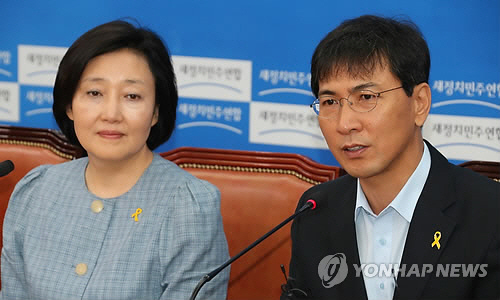박영선(왼쪽) 의원과 안희정 충남지사 /연합뉴스