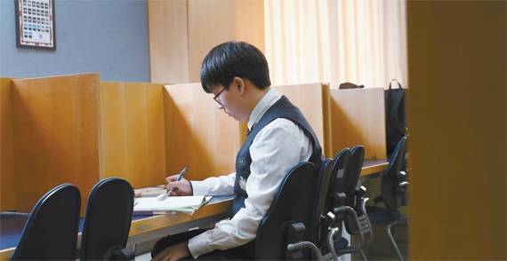 하수종군이 방과 후에 중동고 자율학습실에서 수학교재를 풀고 있다. 그는 학교 쉬는 시간과 방과 후 자율학습 시간을 합쳐 하루 6시간 이상 혼자 힘으로 공부하는 시간을 갖는다.