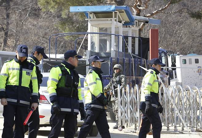 고고도미사일방어(THAADㆍ사드) 체계 발사대 2기와 일부 장비가 지난 6일 오후 C-17 항공기 수송기편으로 경기도 오산 미군공군기지에 도착했다. 7일 사드가 들어설 경북 성주군 롯데스카이힐 성주CC(성주골프장) 입구에서 군과 경찰이 출입을 통제하고 있다. 성주=프리랜서 공정식