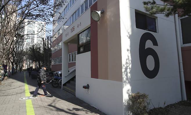 아파트 출입구 벽에 적힌 동 이름. [사진 임현동 기자]