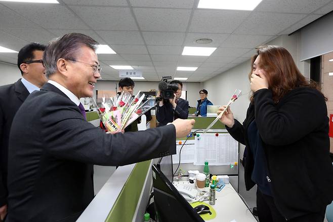 세계여성의 날인 8일 오전 문재인 더불어민주당 대선 예비후보가 여의도 더불어민주당 당사를 방문해 여성 당직자들에게 꽃을 건네고 있다. 2017.3.8