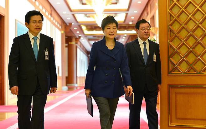 박근혜 대통령이 20대 총선을 하루 앞둔 지난해 4월12일 청와대에서 열린 국무회의에 황교안 국무총리(왼쪽)와 이병기 당시 비서실장(전 국가정보원장)과 함께 참석하고 있다. 박영수 특별검사팀은 이병기 전 비서실장으로부터 ‘국가정보원이 보수단체에 지원금을 댔다’는 진술을 확보한 것으로 확인됐다. 청와대사진기자단