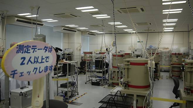 일본 정부와 후쿠시마현은 후쿠시마현산 농수산물의 안전성을 증명하기 위해 여러 노력을 기울이고 있지만 시장의 불신은 여전하다. 후쿠시마현 농업종합센터에서 방사능 모니터링 검사를 진행하는 모습. 센터 관계자는 이젠 기준치를 넘는 샘플은 거의 나오지 않는다고 강조했다.