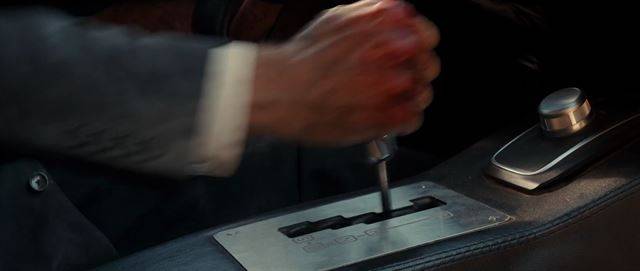 전자장비의 버튼이 거의 없다. 촬영을 위한 개조 과정에서 생략됐거나 터치 스크린으로 통합됐을 것으로 예상한다