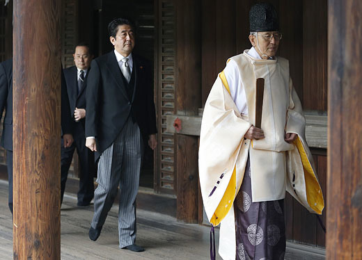 ▲ 지난 2013년 12월 26일 야스쿠니 신사를 참배한 아베 신조(왼쪽에서 두 번째) 일본 총리의 모습. 세계가 이를 비난하는데도 일본 극우세력은 야스쿠니를 포기하지 않는다. 야스쿠니는 과거로의 회귀를 상징하는 장소이기 때문이다. ⓒAP=연합뉴스