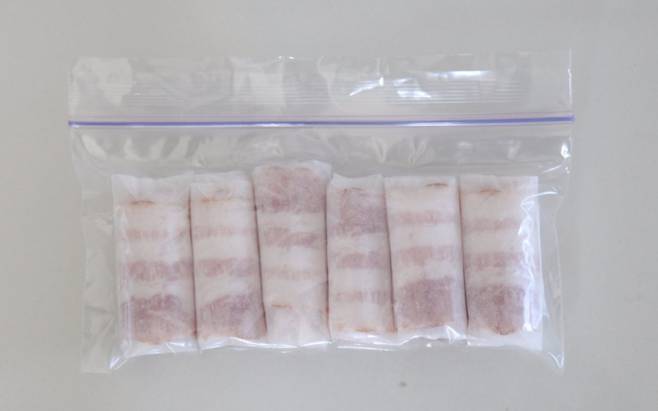 한 조각씩 잘라 지퍼백에 모아 넣어 냉동하면 사용하고 싶은 양만큼 한개씩 꺼내 쓸 수 있다. [사진 책 '3배속 살림법']