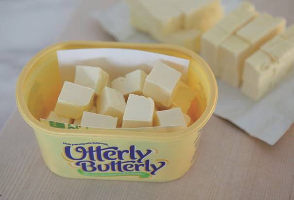 덩어리버터는말랑한상태에서칼로한번쓸분량만큼씩깍뚝썰기해냉동실에보관한다. 이때 전분가루나 밀가루를 1작은스푼 넣어 흔들어주면 버터끼리 달라붙지 않는다. [사진 '3배속 살림법']