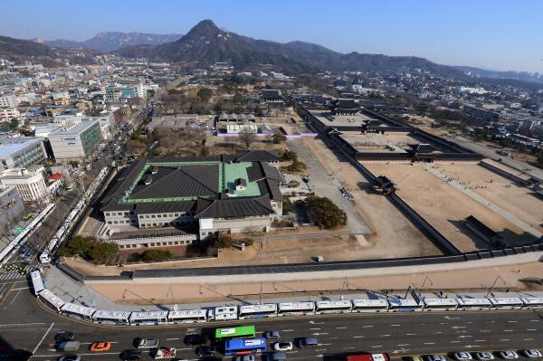 헌재의 탄핵심판 선고가 내려진 10일 오전  청와대인근 경복궁 주변에 경찰버스로 차벽이 설치되어 있다.청와대사진기자단