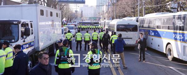 박근혜 대통령 탄핵 심판 선고일인 10일 오전 서울 종로구 헌법재판소 인근이 경찰의 ‘갑’호 비상령과 함께 삼엄한 경비와 통제가 이루어지고 있다. 김기남 기자 kknphoto@kyunghyang.com