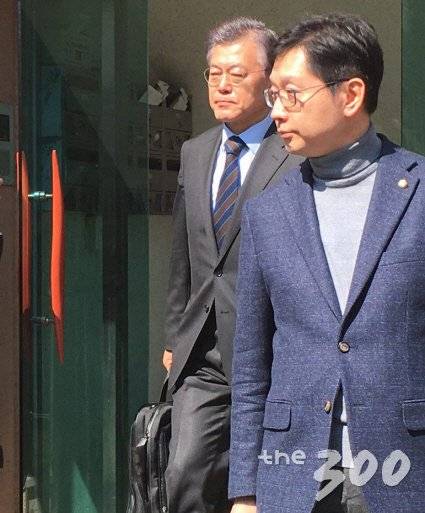 10일 자택을 나서 팽목항으로 향하는 문재인 더불어민주당 전 대표. 오른쪽은 김경수 의원/사진=최경민 머니투데이 기자