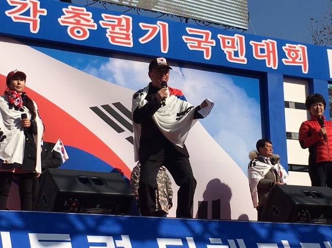 [사진설명=손상대 탄기국 사회자가 헌재의 탄핵 선고를 1시간 앞두고 단상에 올라 “탄핵 각하가 확실하다”며 헌재에 탄핵 각하를 촉구하고 있다.]