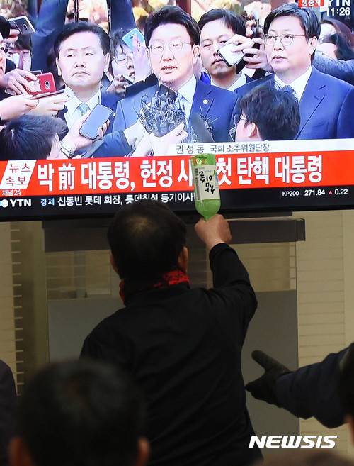 【수원=뉴시스】이정선 기자 = 10일 오전 경기 수원역 맞이방에서 박근혜 탄핵 인용 선고 방송을 시청하던 한 시민이 탄핵에 반대하며 난동을 부리고 있다. 2017.03.10.   ppljs@newsis.com