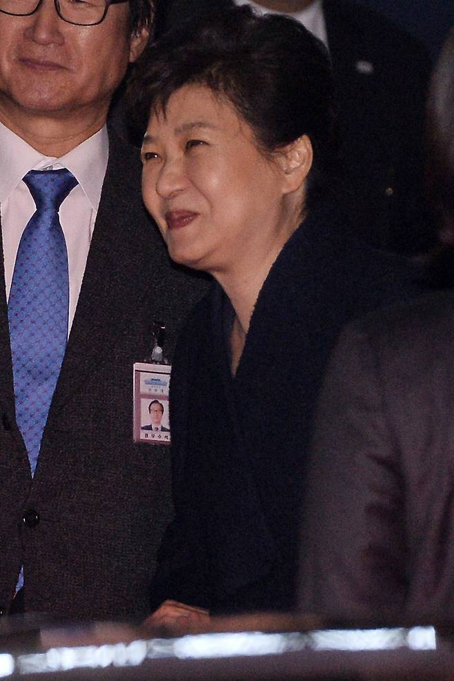 박근혜 전 대통령이 12일 서울 강남구 삼성동 사저로 들어서며 인사를 나누고 있다. 사진공동취재단