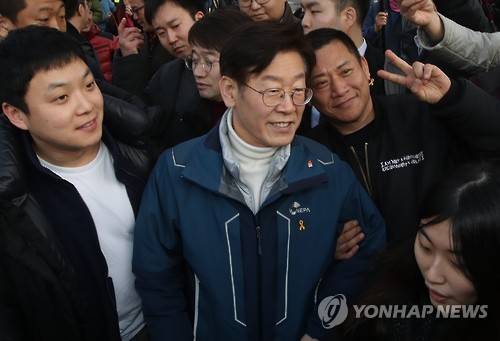 (서울=연합뉴스) 박동주 기자 = 헌법재판소가 박근혜 대통령 파면을 결정한 지 하루 만인 11일 더불어민주당 대선주자인 이재명 성남 시장이 서울 광화문광장에서 열린 촛불집회에서 참가자들과 기념촬영을 하고 있다. 2017.3.11      pdj6635@yna.co.kr