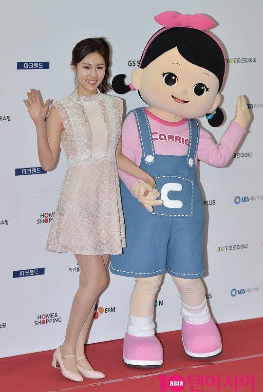 방송인 캐리가 10일 오후 서울 강남구 삼성동 코엑스에서 열린 케이블TV방송대상 레드카펫 행사에 참석하고 있다.