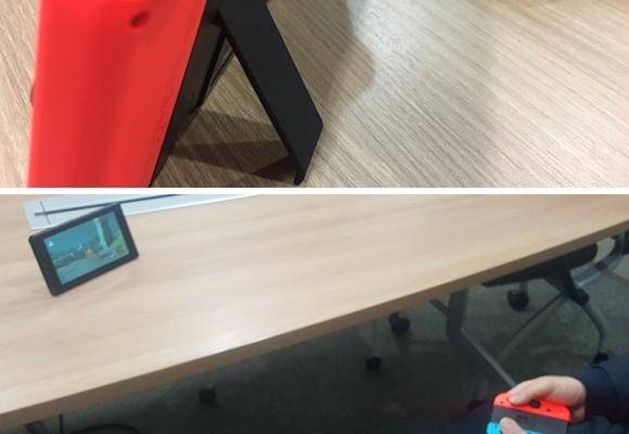 휴대용 게임기에는 위 사진처럼 거치대가 있다. 휴대용으로 사용할 때도 원격 조종이 가능한데, 편하게 게임을 즐길 수 있다는 점에서 높은 점수를 줄 수 있는 특징이다. /김범수 기자